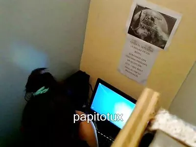 Karcsú barna megnyalta a dugás a suliban punciját