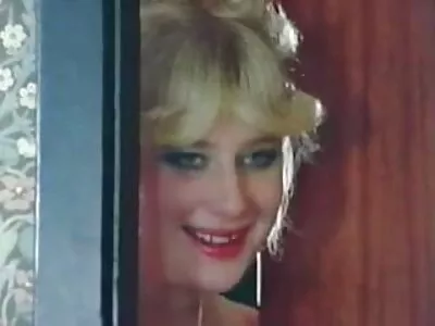 A házi sex videok férj úgy néz, ahogy a nőjét kisiklották