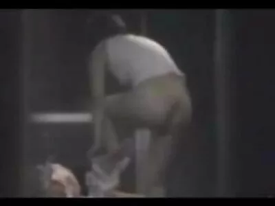 Forró MILF -ek gőzölgőek a szexfilm ingyen medence mellett