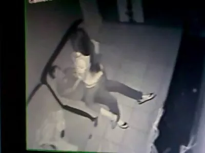 Tini egy rózsaszín punci iparvágány hátrafelé családisex