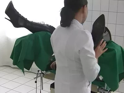 Morgan Lee olajozva seggbe dugás csontozódik a kanapén